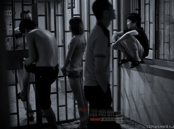 惊恐!12岁少年开天窗吸毒 走上不归路(文图)